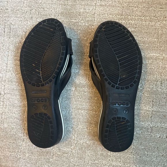 BLACK WHITE CROCS OPEN TOE WEDGE SLIDES 7 **AS IS - Picture 4 of 5